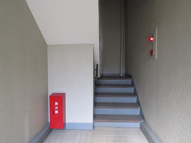 クレール八幡山　共用階段