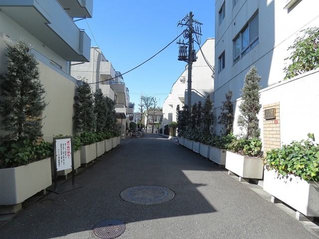 クレール八幡山　エントランス前