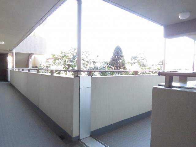 上北沢五丁目パーク・ホームズ　共用廊下