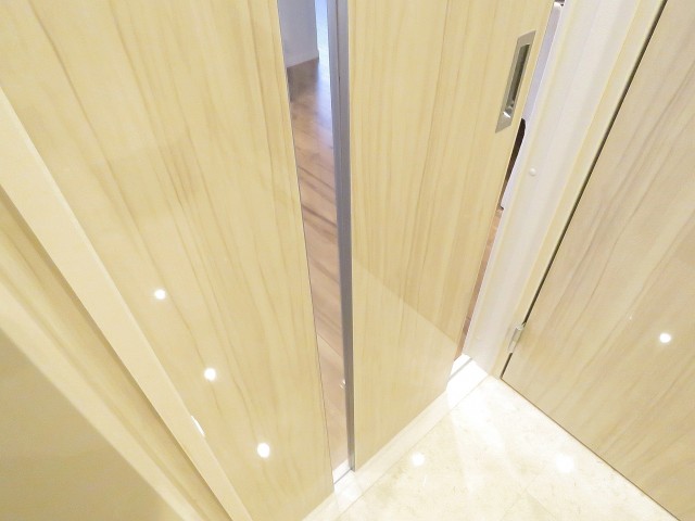 平河町リリエンハイム　LDK扉