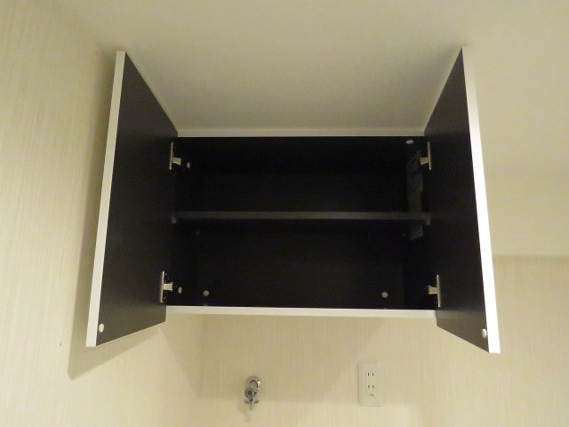 メゾンドール明石　洗濯機置場上の収納