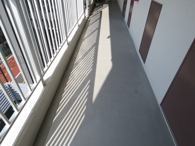 メゾンドール明石　共用廊下