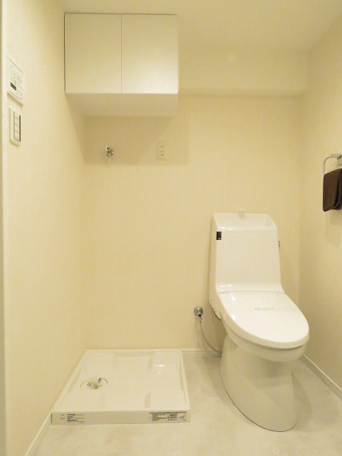 メゾンドール明石　洗濯機置場とトイレ