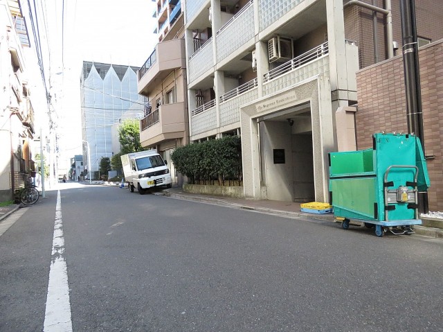 ソルシェ月島　エントランス前道路