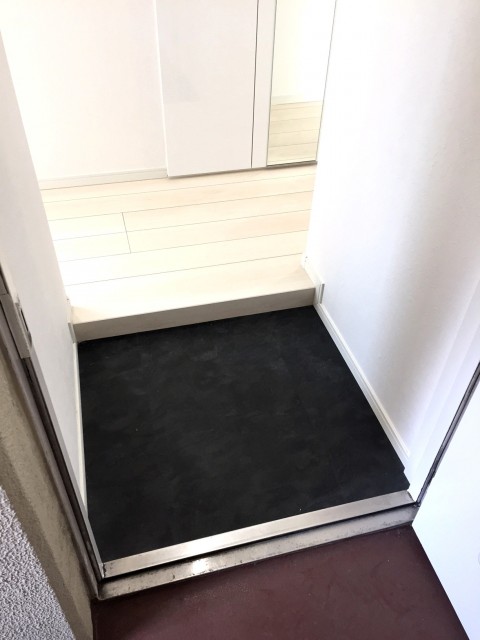 ラインコーポ箱崎 (16)　玄関は真っ黒、お部屋は白基調です！