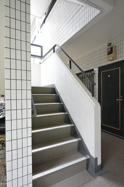 コスモ目黒長者丸　共用階段