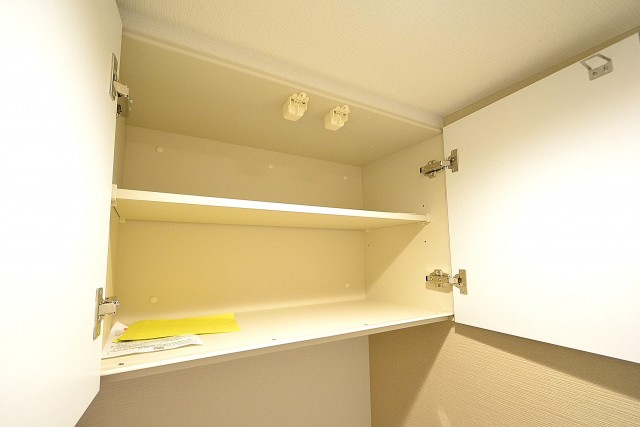 コスモ目黒長者丸　トイレ吊戸棚