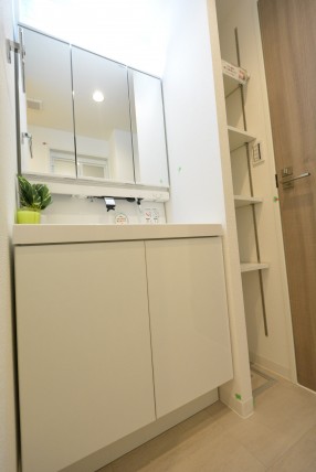 ニュー上馬マンション601　三面鏡