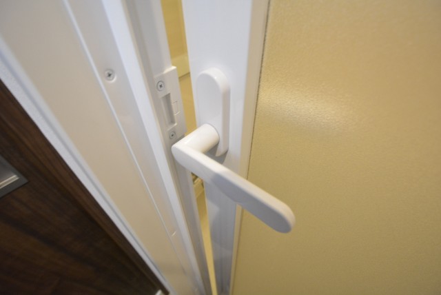 都立大コーポラス205　扉