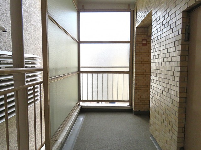 マンション高輪苑　玄関前