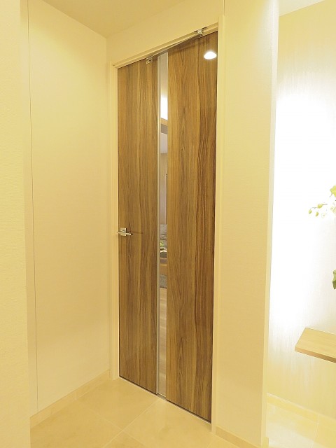 マンション高輪苑　LDK扉