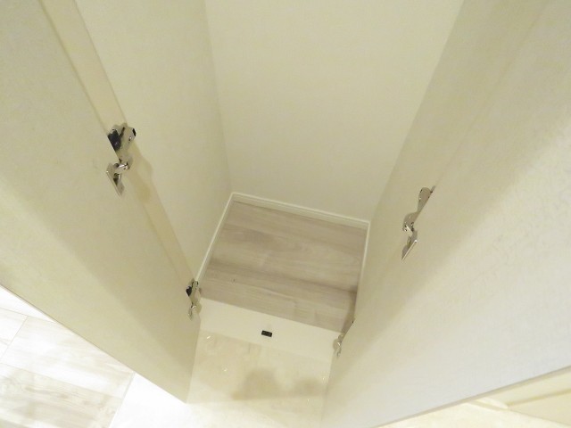 藤和シティホームズ目黒青葉台　廊下収納