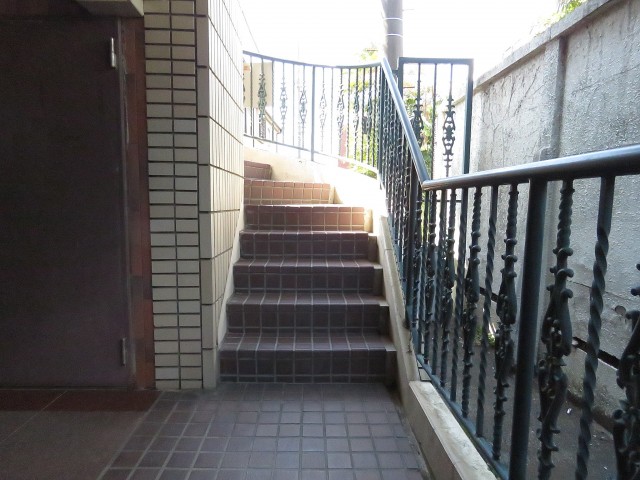 プレール都立大　共用階段