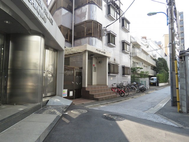 エバーグリーンパレス新宿　エントランス前道路