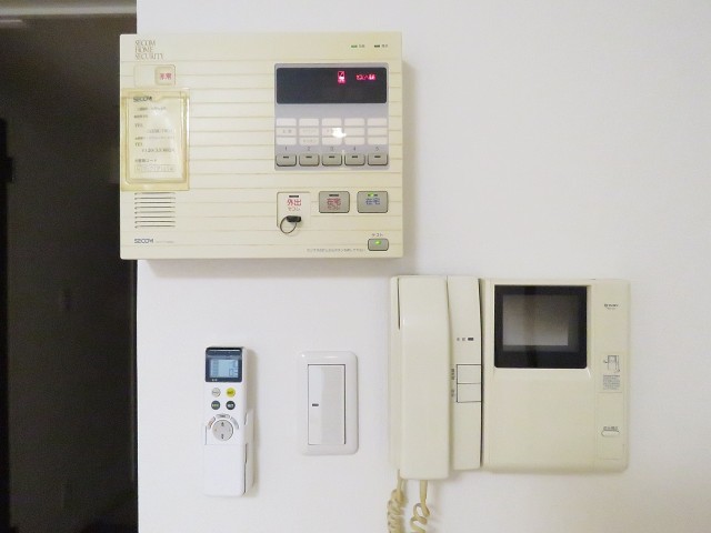 エバーグリーンパレス新宿　セコムとTVモニター付きインターホン