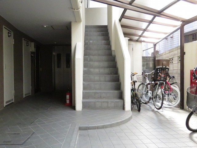 エバーグリーンパレス新宿　エレベーターと共用廊下