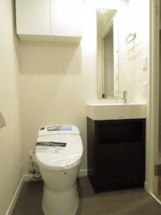 エバーグリーンパレス新宿　トイレと洗面化粧台