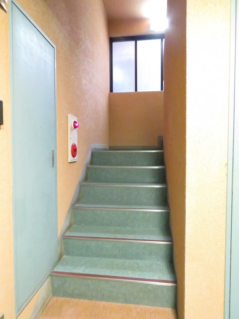 ビバリーホームズ西小山　共用階段