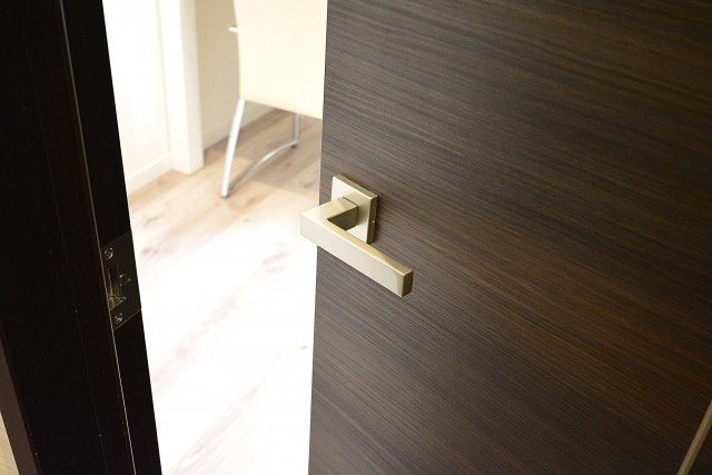 小田急南青山マンション　5.6帖洋室ドア