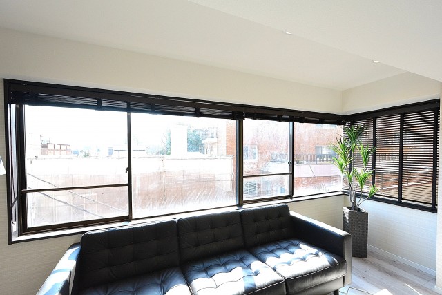 小田急南青山マンション　22.0帖LDKのL字サッシ