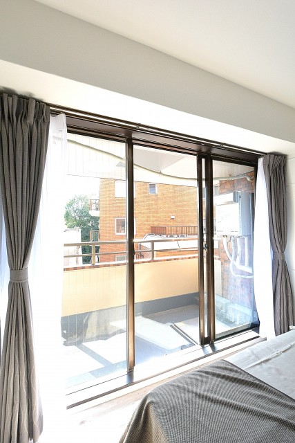 小田急南青山マンション　6.3帖洋室サッシ