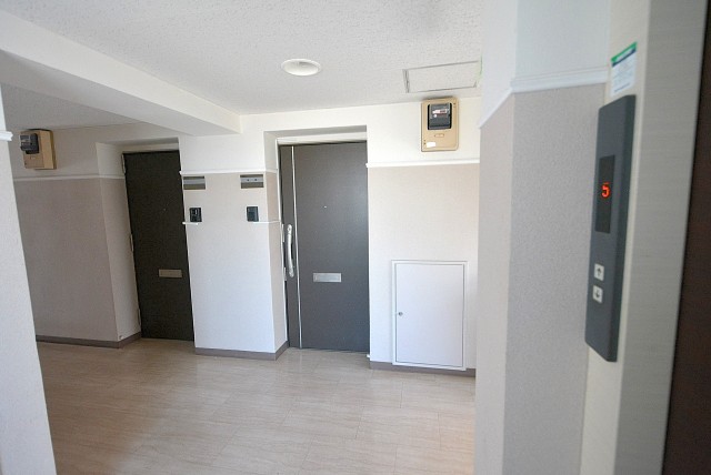 中銀若林マンシオン 玄関