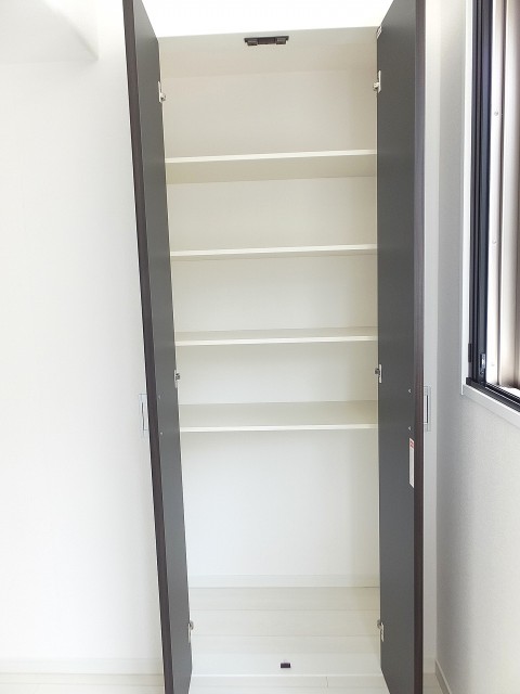 ベルザ南麻布　洋室8.1帖　収納