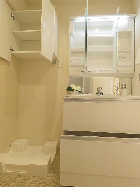 いづみハイツ芦花公園　洗濯機置場と洗面化粧台