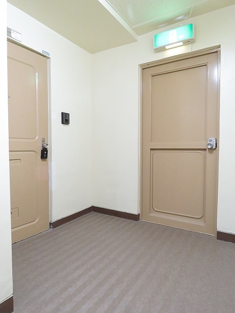 ニュー上馬マンション　玄関前