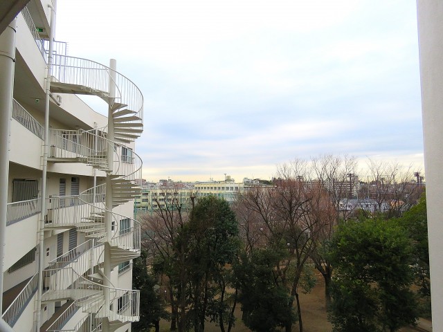 落合公園ハウス　共用階段眺望