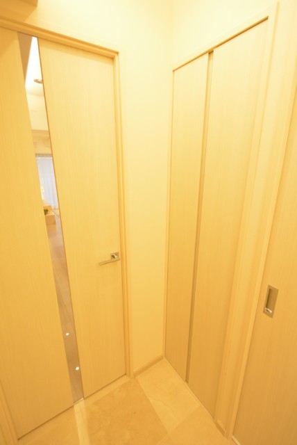 日商岩井第二自由が丘マンション 廊下収納