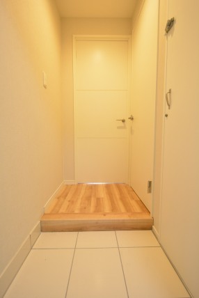 秀和桜丘レジデンス　玄関