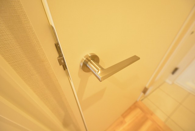 秀和桜丘レジデンス　扉