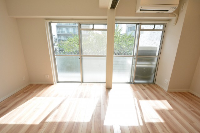 秀和桜丘レジデンス　リビングダイニング