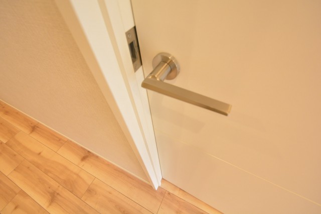 秀和桜丘レジデンス　扉