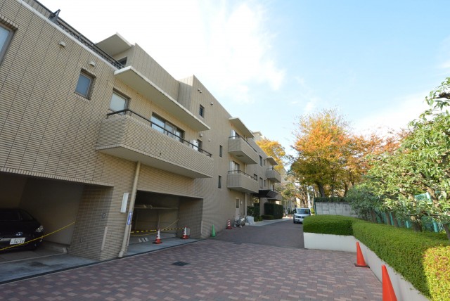 ル・アピカ成城　駐車場