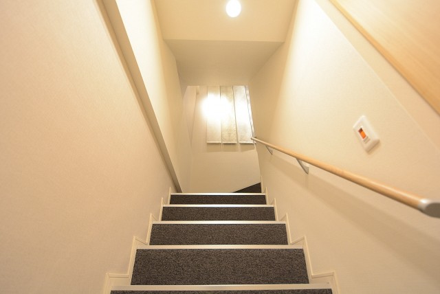 馬事公苑前ハイム (10)　階段