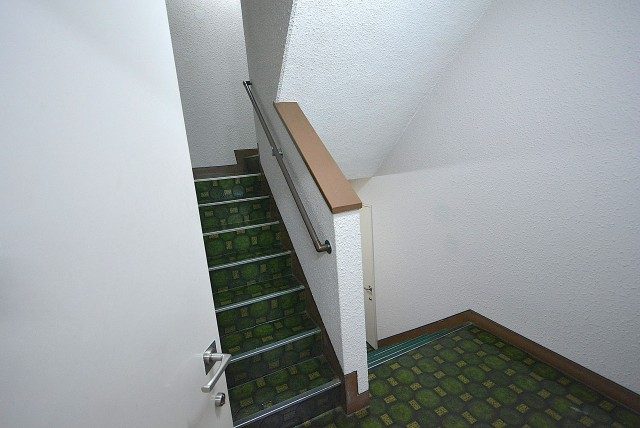 自由ヶ丘第５マンション７０２ 階段 (3)