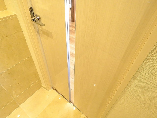 豊栄平町マンション　LDK扉