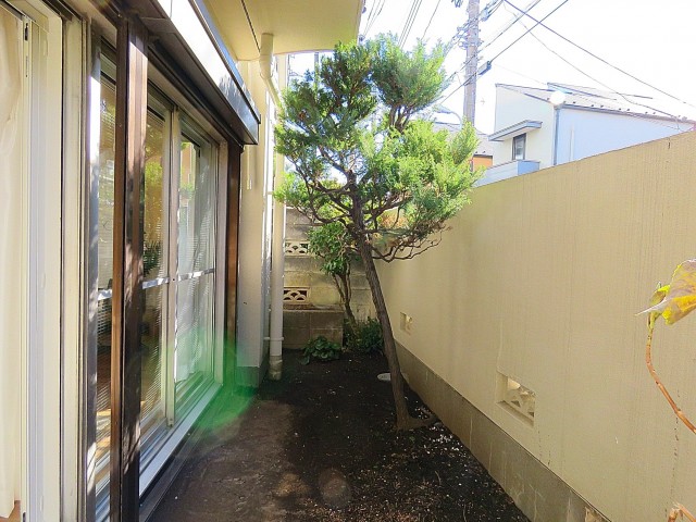 豊栄平町マンション　LDK側庭