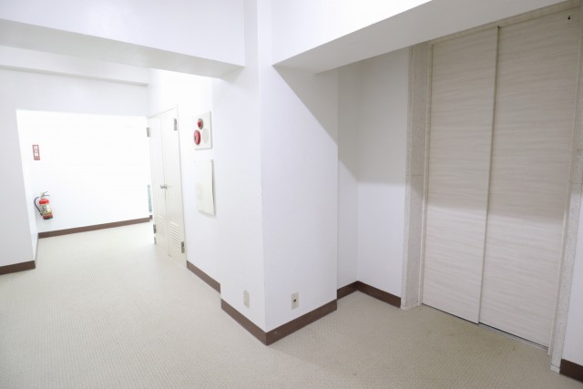 パレス三條 玄関