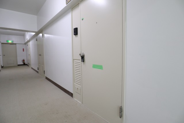 パレス三條 玄関