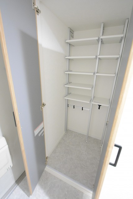 西新宿ハウス 玄関