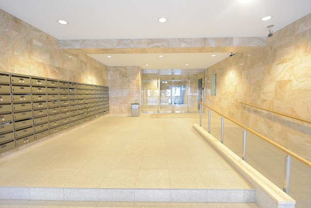 西新宿ハウス エントランス