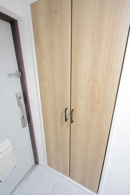 西新宿ハウス 玄関