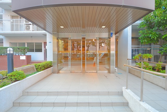 西新宿ハウス エントランス