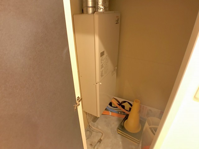 ライオンズマンション中野弥生町 玄関　ガス給湯器