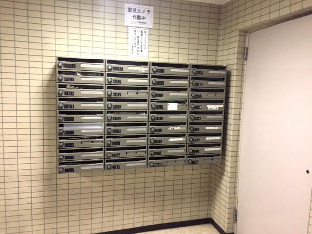 ラインコーポ箱崎 (10)　扉を入るとすぐの場所にメールBOXがあります