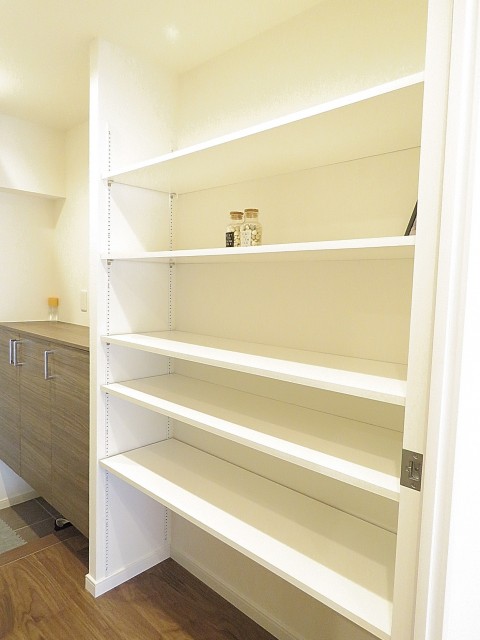秀和奥沢レジデンス　廊下収納