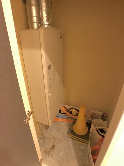 ライオンズマンション中野弥生町 玄関　ガス給湯器